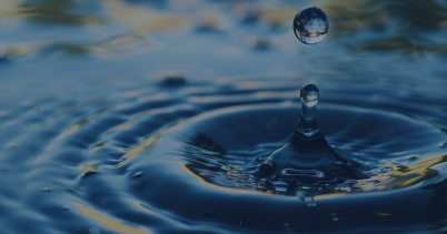 
						Goutte d'eau qui tombe dans de l'eau