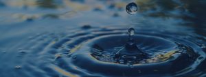 Goutte d'eau qui tombe dans de l'eau